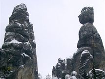 Starosta a starostová trčí nad menšímy, zasněženými vršky