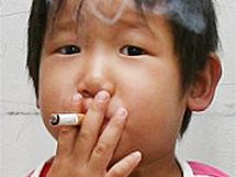 Tříletá Ya Wen s cigaretou.