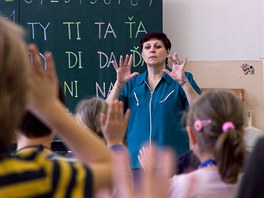 Prvňáčci si před psaním procvičují prsty.